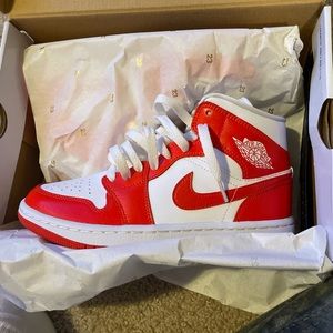 BRAND NEW - never worn | habanero red mid Air Jordan 1’s | WOMENS SIZE 6